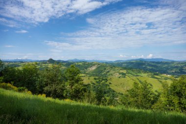 San Polo ve Canossa yakınlarındaki kır manzarası, Reggio Emilia ili, Emilia-Romagna, İtalya