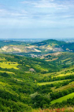 San Polo ve Canossa yakınlarındaki kır manzarası, Reggio Emilia ili, Emilia-Romagna, İtalya