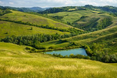 İlkbaharda Bologna, Emilia-Romagna, İtalya yakınlarındaki tepelerde kır manzarası