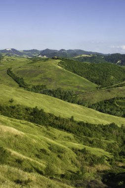 İlkbaharda Bologna, Emilia-Romagna, İtalya yakınlarındaki tepelerde kır manzarası