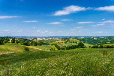 İlkbaharda Sassuolo 'dan Serramazzoni, Modena, Emilia-Romagna, İtalya' ya giden yol boyunca uzanan kır manzarası.