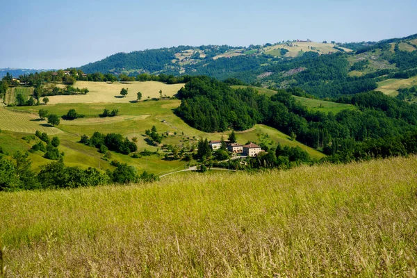 意大利埃米利亚 罗马那莫迪纳省Pavullo Nel Frignano至Polinago公路沿线的乡村景观 — 图库照片