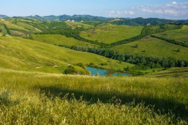 İlkbaharda Bologna, Emilia-Romagna, İtalya yakınlarındaki tepelerde kır manzarası