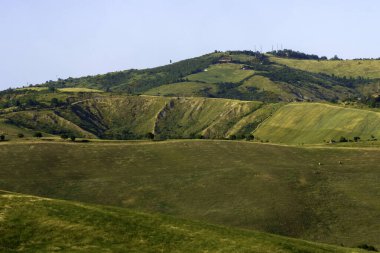 İlkbaharda Bologna, Emilia-Romagna, İtalya yakınlarındaki tepelerde kır manzarası