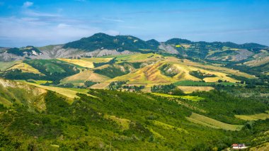 İlkbaharda Imola ve Riolo Terme yakınlarındaki Emilia-Romagna, İtalya 'nın Bologna eyaletindeki tepelerdeki kır manzarası