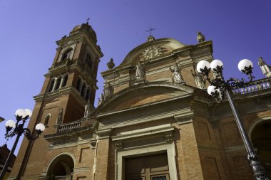 İtalya 'nın Emilia-Romagna eyaletindeki Bologna eyaletinde yer alan Castel San Pietro Terme tarihi kilisesinin ana meydanı.