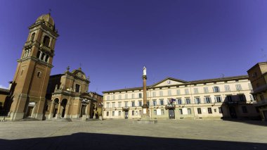 İtalya 'nın Emilia-Romagna eyaletindeki Bologna eyaletindeki Castel San Pietro Terme kilisesi ve belediye binası ile tarihi şehrin ana meydanı.