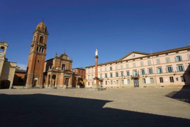 İtalya 'nın Emilia-Romagna eyaletindeki Bologna eyaletindeki Castel San Pietro Terme kilisesi ve belediye binası ile tarihi şehrin ana meydanı.