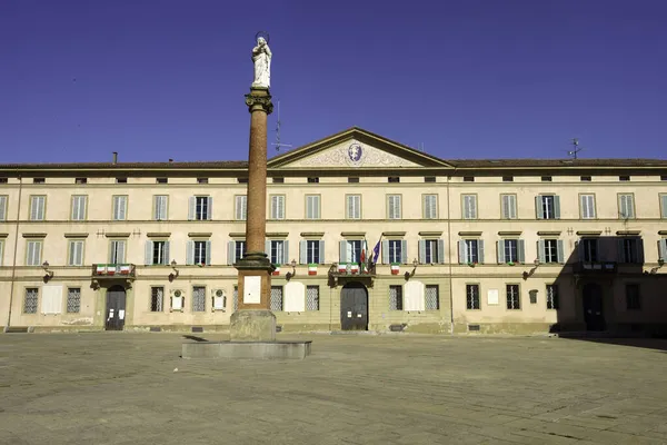 İtalya 'nın Emilia-Romagna eyaletindeki Bologna eyaletindeki Castel San Pietro Terme belediyesinin tarihi meydanı.