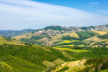 İlkbaharda Imola ve Riolo Terme yakınlarındaki Emilia-Romagna, İtalya 'nın Bologna eyaletindeki tepelerdeki kır manzarası