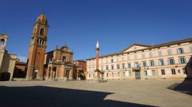 İtalya 'nın Emilia-Romagna eyaletindeki Bologna eyaletindeki Castel San Pietro Terme kilisesi ve belediye binası ile tarihi şehrin ana meydanı.