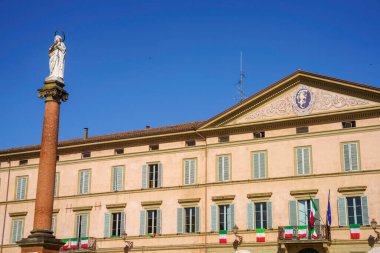İtalya 'nın Emilia-Romagna eyaletindeki Bologna eyaletindeki Castel San Pietro Terme belediyesinin tarihi meydanı.