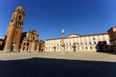 İtalya 'nın Emilia-Romagna eyaletindeki Bologna eyaletindeki Castel San Pietro Terme kilisesi ve belediye binası ile tarihi şehrin ana meydanı.
