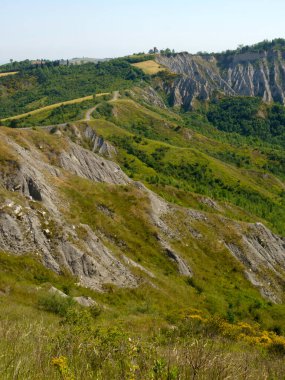 İlkbaharda Imola ve Riolo Terme yakınlarındaki Emilia-Romagna, İtalya 'nın Bologna eyaletindeki tepelerdeki kır manzarası. Calanques