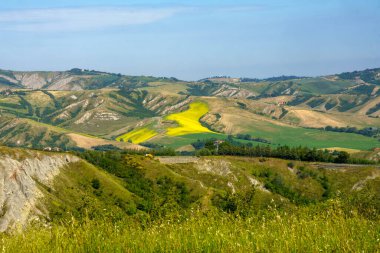 İlkbaharda Imola ve Riolo Terme yakınlarındaki Emilia-Romagna, İtalya 'nın Bologna eyaletindeki tepelerdeki kır manzarası