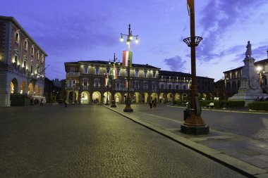 Forli, Emilia-Romagna, İtalya: Aurelio Saffi meydanındaki tarihi binalar