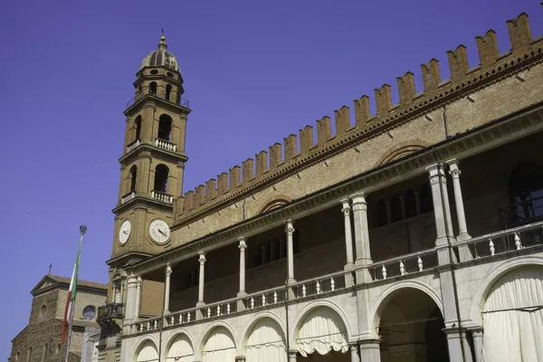 イタリア エミリア ロマーニャ州ラヴェンナ県ファエンツァ 晴れた日の午後に歴史的な町の広場 — ストック写真