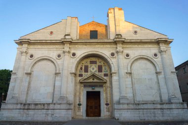 Rimini, Emilia-Romagna, İtalya: Tempio Malatestiano, Katedral, Duomo veya Santa Colomba (9. yüzyıl) olarak da bilinen ortaçağ kilisesi)