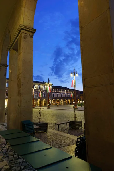 Forli Emilia Romagna イタリア アウレリオ サフィ広場の夜の歴史的建造物 — ストック写真