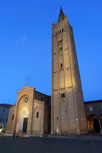 イタリアのエミリア ロマーニャ州フォルリ メルキュール教会アウレリオ サフィ広場の夜の歴史的建造物 — ストック写真