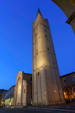 Forli, Emilia-Romagna, İtalya: Akşam saatlerinde San Merthe kilisesi Aurelio Saffi meydanında tarihi binalar