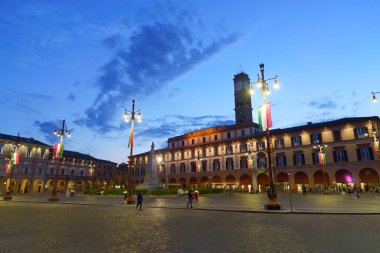 Forli, Emilia-Romagna, İtalya: Aurelio Saffi meydanındaki tarihi binalar