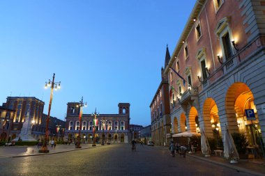 Forli, Emilia-Romagna, İtalya: Aurelio Saffi meydanındaki tarihi binalar