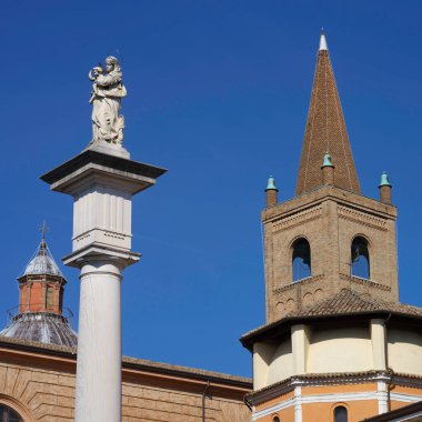 Forli, Emilia-Romagna, İtalya: Güneşli bir öğleden sonra tarihi binalar