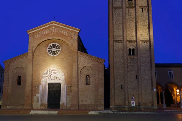 イタリアのエミリア ロマーニャ州フォルリ メルキュール教会アウレリオ サフィ広場の夜の歴史的建造物 — ストック写真