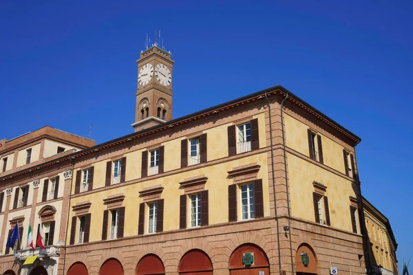 イタリアのエミリア ロマーニャ州フォーリ アウレリオ サフィ広場の朝の歴史的建造物 — ストック写真
