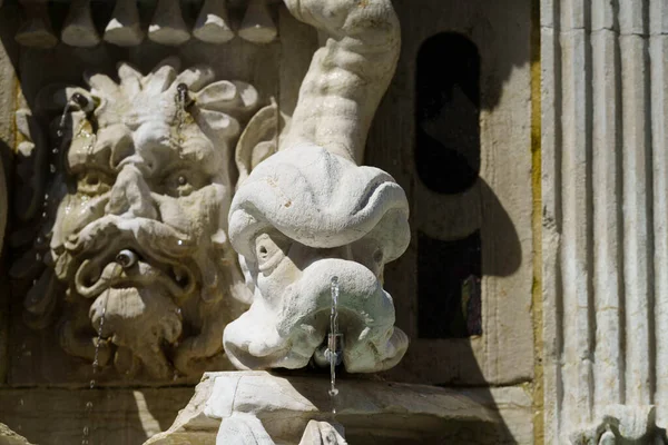 イタリアのエミリア ロマーニャ州チェゼーナ 城の広場にある歴史的な噴水 — ストック写真
