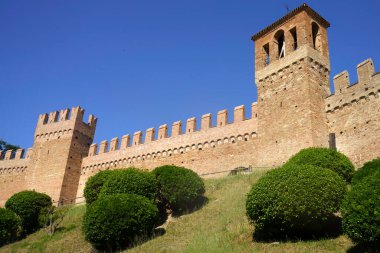 Gradara, Pesaro ve Urbino ili, Marche, İtalya, tarihi kent duvarlarla çevrili.