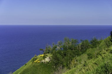 Adriatico kıyıları Gabicce Mare ve Pesaro arasında, Marche, İtalya, baharda