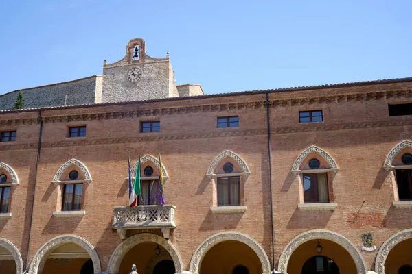 意大利埃米利亚 罗马纳里米尼省的Verucchio 马拉塔斯塔广场历史宫殿的立面 — 图库照片