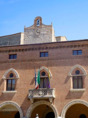 Verucchio, Rimini ili, Emilia-Romagna, İtalya: Malatesta meydanındaki tarihi saray cephesi