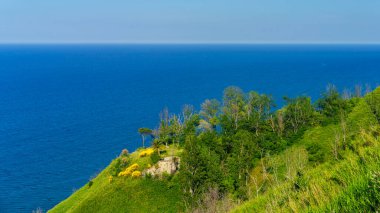 Adriatico kıyıları Gabicce Mare ve Pesaro arasında, Marche, İtalya, baharda