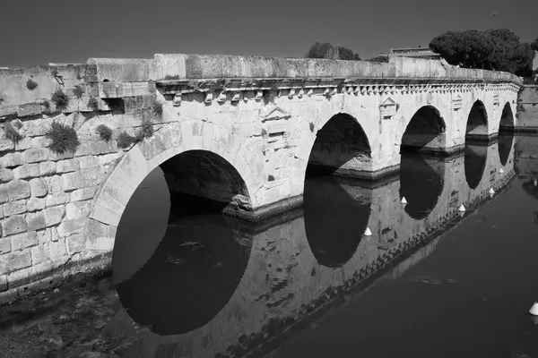 リミニ エミリア ロマーニャ州 イタリア ポンテ ティベリオ マレキア川のローマ橋 黒と白 — ストック写真