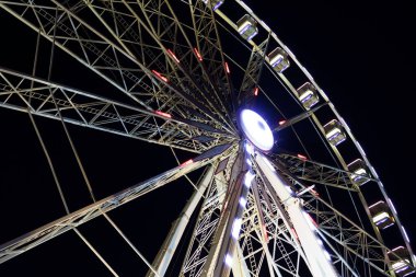 Rimini, Emilia-Romagna, İtalya: büyük tekerlek gece limanda aydınlandı