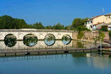 Rimini, Emilia-Romagna, İtalya: Ponte di Tiberio, Roma köprüsü Marecchia Nehri üzerinde