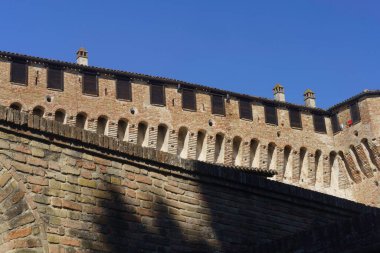 Gradara, Pesaro ve Urbino ili, Marche, İtalya, tarihi kent duvarlarla çevrili.