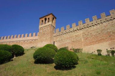 Gradara, Pesaro ve Urbino ili, Marche, İtalya, tarihi kent duvarlarla çevrili.