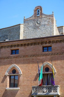 Verucchio, Rimini ili, Emilia-Romagna, İtalya: Malatesta meydanındaki tarihi saray cephesi