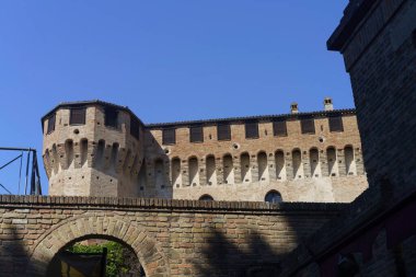 Gradara, Pesaro ve Urbino ili, Marche, İtalya, tarihi kent duvarlarla çevrili.