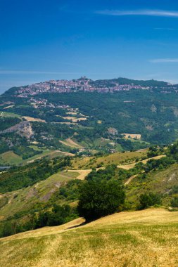 Verucchio ve San Marino yakınlarındaki ilkbahar manzarası, Emilia-Romagna, İtalya