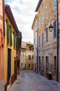 Corinaldo, Ancona ili, Marche, İtalya: Ortaçağ şehri duvarlarla çevrili. Bir sokak.