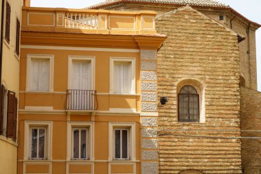 Osimo, Ancona ili, Marche, İtalya: tarihi şehir, saray cephesi
