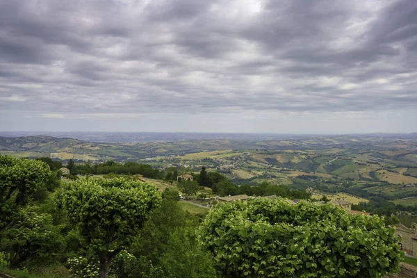 İlkbaharda Cingoli 'den Appignano' ya, Ancona 'ya, Marche, İtalya' ya giden yol boyunca kır manzarası