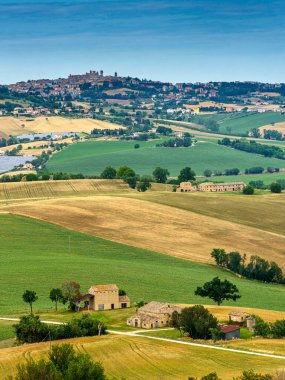 İlkbaharda Cingoli 'den Appignano' ya, Ancona 'ya, Marche, İtalya' ya giden yol boyunca kır manzarası