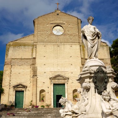 Porto San Giorgio, Fermo ili, Marche, İtalya: Sabah tarihi binalar