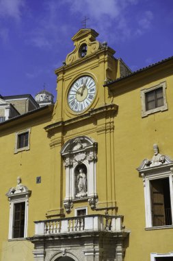 Fermo, Marche, İtalya: tarihi şehirde eski binalar